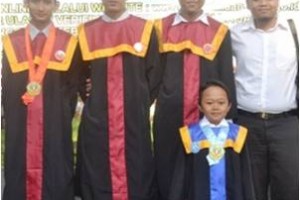 Gus Rohmansyah (paling pendek) saat berfoto bersama teman-temannya usai acara wisuda di Universitas Kuningan